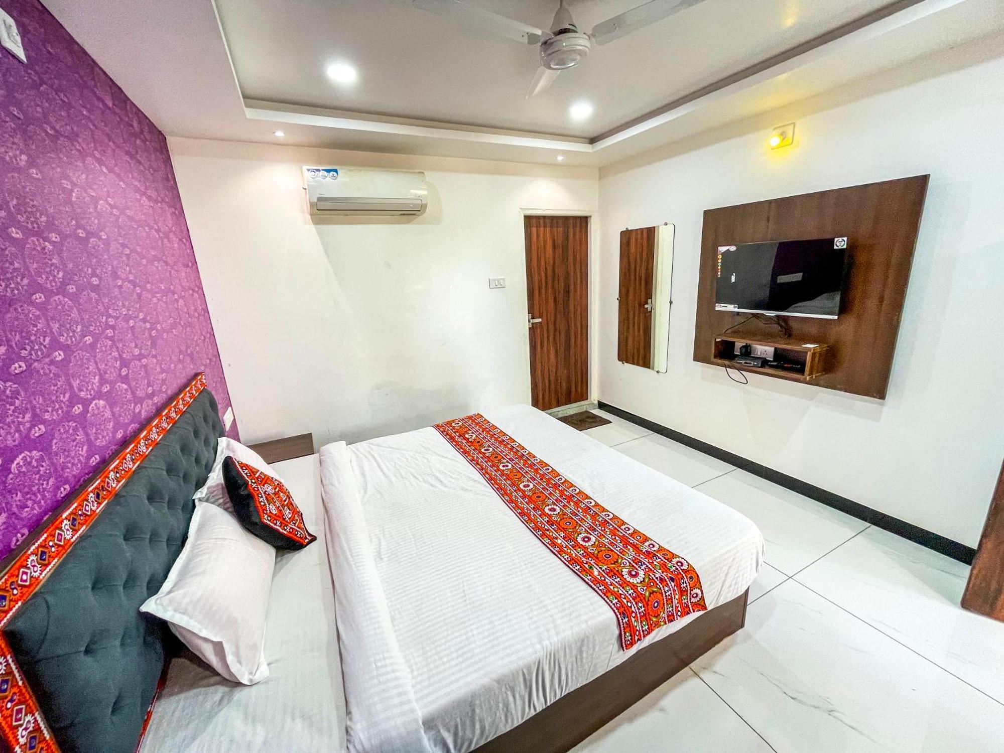 Stay Guru Resort Farm Villa Бгудж Номер фото
